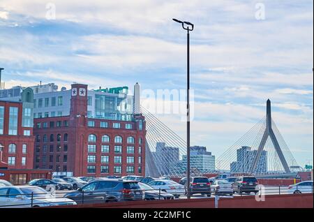 Boston, MA, USA - 07. Juni 2020: Parkplatz in Boston und Leonard P. Zakim Bunker Hill Memorial Bridge. Boston ist die Hauptstadt und bevölkerungsreichste Stadt Stockfoto