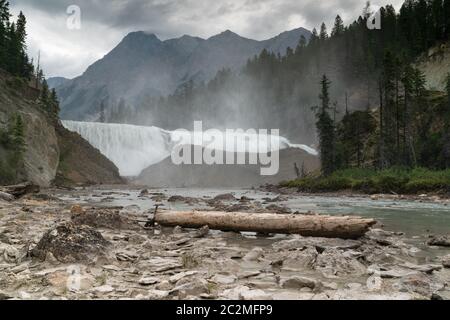 Panoramabild der Kicking Horse River cascading auf die Wapta Falls, Yoho National Park, British Columbia, Kanada Stockfoto