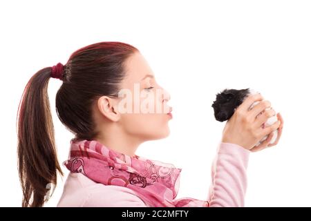 Das Porträt einer schönen jungen Mädchen einen Kuss auf Ihr süßes Haustier Meerschweinchen, auf weißem Hintergrund. Stockfoto