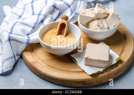 Verschiedene Arten von Hefe in Keramikschalen. Stockfoto
