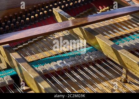 Altes Klavier öffnen innere Struktur Stockfoto