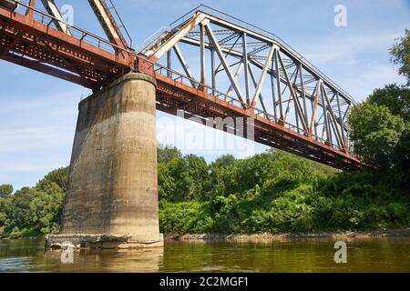 Alte Eisenbahnbrücke über einen Fluss, rostig Metallgitter Stockfoto