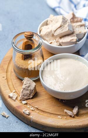 Verschiedene Arten von Hefe auf einem Holzbrett. Stockfoto