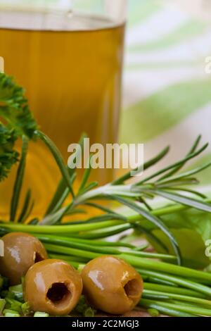 Frische grüne Kräuter und Oliven, perfekt für Kochen, Küche und Koch Projekte Stockfoto