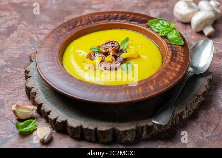 Blumenkohlpuree-Suppe. Stockfoto