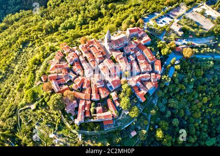 Vrbnik. Antiken Hügel Dorf Razanac Antenne Panoramaaussicht, Artist Colony in der Region Istrien in Kroatien Stockfoto