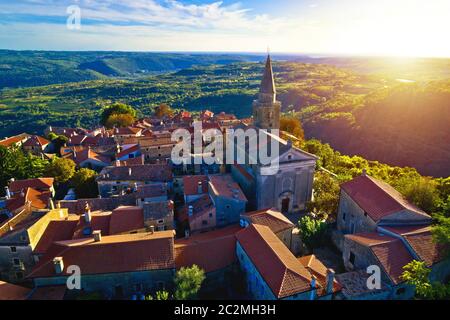 Vrbnik. Antiken Hügel Dorf Razanac bei Sonnenuntergang Luftaufnahme, Artist Colony in der Region Istrien in Kroatien Stockfoto