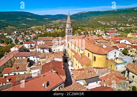 Buzet. Idyllischen Hügel Stadt Buzet Kirche und Architektur Luftbild. Region Istrien in Kroatien. Stockfoto