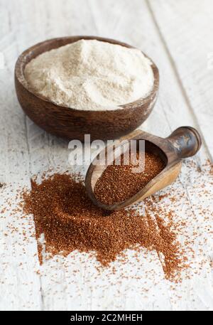 Teff Mehl in eine Schüssel geben und mit einem Löffel teff grain Nahaufnahme Stockfoto