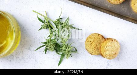 Ein Panorama von Cannabis butter Cookies mit Marihuana Knospen und cannaoil, hausgemachte gesunde Kekse, Overhead shot Stockfoto