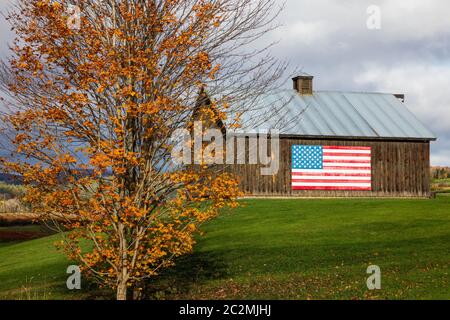 Flagge auf der Seite einer Scheune im Herbst, Concord, Vermont Stockfoto