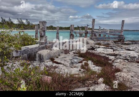 Reste eines alten hölzernen Piers, der heute durch das Wetter und das schlechte Wetter am Xpu-Ha Strand an der Maya Riviera in Mexiko zerstört wurde Stockfoto