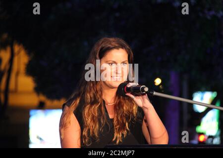 Die in Sydney lebende Wiradjuri-Künstlerin Nicole Foreshew spricht beim offiziellen Start von ‘Place Projections’ für das Corroboree Sydney Festival. Stockfoto