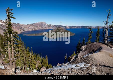 Crater Lake aus Sicht von Rim Village, Crater Lake National Park, Oregon Stockfoto