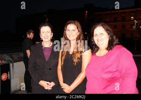 Oberbürgermeister Clover Moore mit der in Sydney lebenden Wiradjuri-Künstlerin Nicole Foreshew und ihrer Mutter bei der offiziellen Vorstellung der ‘Place Projections’ für die Inaugu Stockfoto