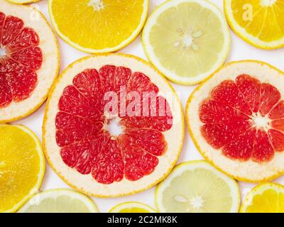 Zitrusmuster aus Orangenlimonenscheiben und Grapefruitscheiben. Verschiedene Zitrusfrüchte. Farbiges Zitrusmuster Stockfoto