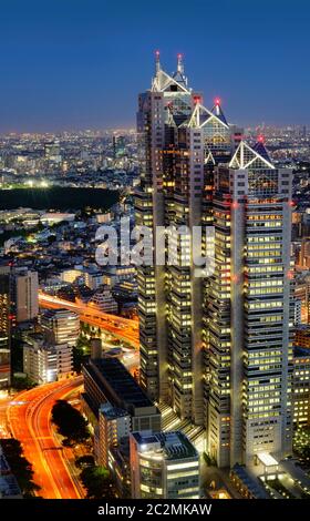 Panoramablick über das Park Hyatt Tokyo Gebäude bei Nacht vom Tokyo Metropolitan Government Building. Stockfoto