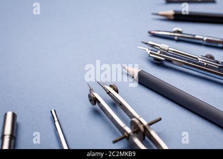 Zirkel und Bleistift auf einem hellblauen Hintergrund. Zurück zu Konzept Schule. Selektive konzentrieren. Flach, Platz für Text. Stockfoto