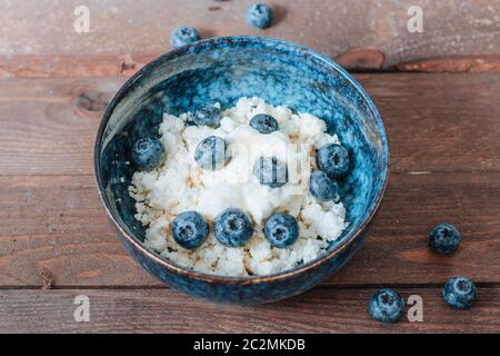 Hüttenkäse in einer Schüssel zum Frühstück Stockfoto
