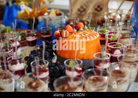 Candy Bar. Köstliches süßes Buffet mit Cupcakes. Süßes Weihnachtsbuffet mit Cupcakes und anderen Desserts. Nahaufnahme Stockfoto