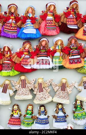 Die Rag dolls in den Markt. Reichhaltiges Sortiment an handgefertigten Stoffpuppen. Ukrainische Nationale Souvenirs Stockfoto