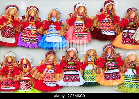 Die Rag dolls in den Markt. Reichhaltiges Sortiment an handgefertigten Stoffpuppen. Ukrainische Nationale Souvenirs Stockfoto