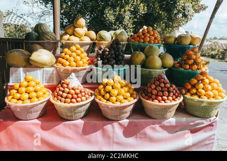 Tropische Früchte in Körben, Lakhee, Mangosteen, Meloneen und anderen auf dem Obstmarkt, Kintamani, Bali Indonesien Stockfoto
