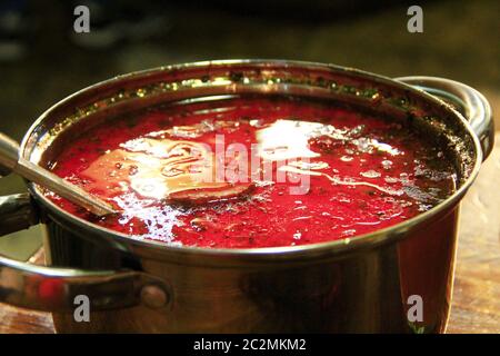Traditionelle ukrainische Borscht. Borschtscht-Pfanne. Borsch frisches ukrainisches Rot. Volle Pfanne mit köstlichen Gericht Stockfoto