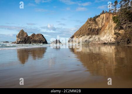 Spiegelung von Klippen und Seestacks bei Ebbe, Arcadia Beach State Wayside, Oregon Stockfoto