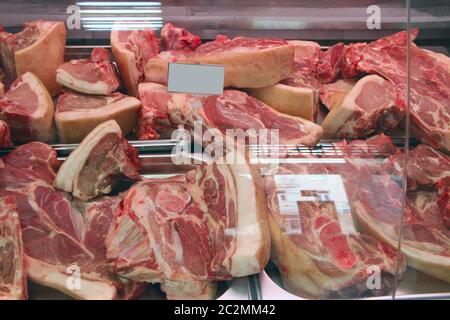 Shop von Fleischprodukten. Fleischwaren zu lagern. Große Auswahl an Fleischprodukten im Supermarkt Stockfoto