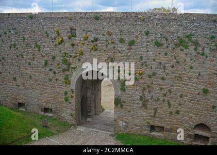 Große Steinmauern und Tor in der Festung Dinan, Frankreich Stockfoto