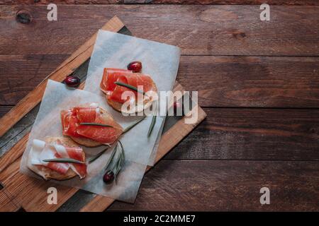 Geräuchertes Fleisch auf Backpapier serviert. Stockfoto