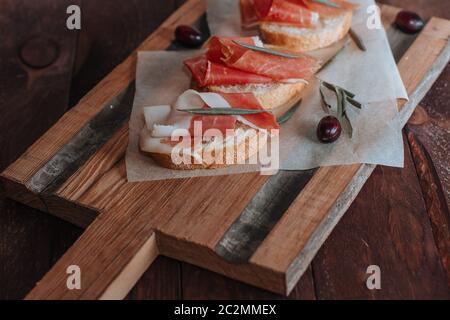 Fleisch auf Holzbrett serviert. Draufsicht Stockfoto
