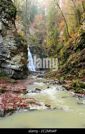 Wasserfall mit Wasser fällt von der Klippe. Manyavskii Wasserfall in Karpaten Berge. Wasser fällt Stockfoto