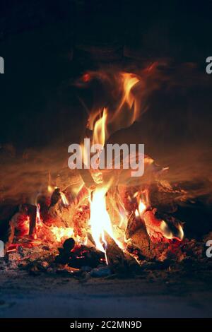 Feuer Holz helllich Brennen im Ofen. Brennholz brennt im ländlichen Ofen. Brennendes Brennholz im Kamin Clo Stockfoto