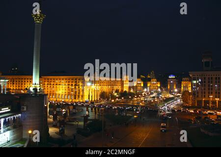 Panorama des Unabhängigkeitsplatzes in Kiew bei Nacht. Lichter der Nachtstadt Stockfoto