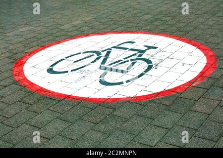 Radfahren verboten Schild auf dem Bürgersteig im Detail Stockfoto