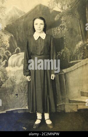 Vintage-Foto von sowjetischen jungen Mädchen im Fotostudio um 1945 stehen. Retro-Foto von ukrainischen gir Stockfoto