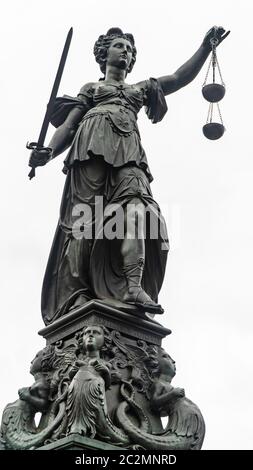 Gerechtigkeit Statue mit Schwert und Waage in Frankfurt/Main isoliert auf weißem Hintergrund Stockfoto