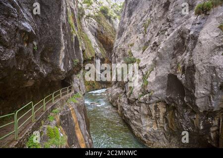 Eingang der Wanderweg Ruta del Cares entlang des Flusses Cares in Kain, Picos de Europa Nationalpark, Leon, Spanien. Stockfoto