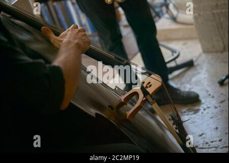 Detail eines Cellos während einer live Jazz Konzert gespielt wird. Stockfoto