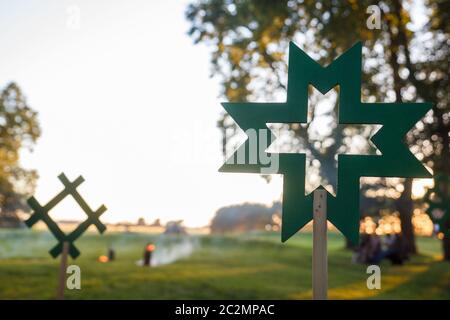 Vorbereitung des traditionellen lettischen Rituals zur Feier der Sommersonnenwende. Stockfoto