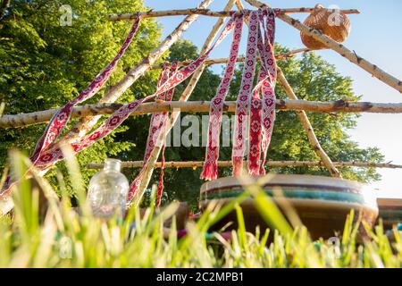 Vorbereitung des traditionellen lettischen Rituals zur Feier der Sommersonnenwende. Stockfoto