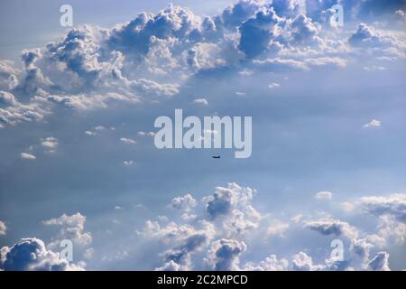 Schöne Aussicht vom Fenster des Flugzeugs. Blick vom Flugzeugfenster auf die Wolken und die fliegenden Flugzeuge Stockfoto