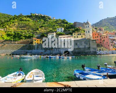 Kirche und Sandstrand in Vernazza Stadt, Cinque Terre Nationalpark Stockfoto