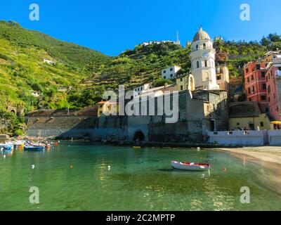 Kirche und Sandstrand in Vernazza Stadt, Cinque Terre Nationalpark Stockfoto