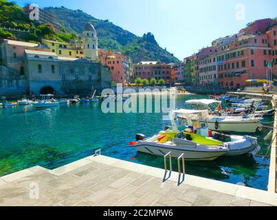 Kirche und Sandstrand in Vernazza Stadt, Cinque Terre Nationalpark Stockfoto