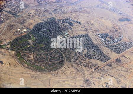 Luftbild Stadt mit Straßen, Häusern, Gebäuden, in Ägypten. Panoramabild. Blick auf das Dorf aus der Luft. Stockfoto