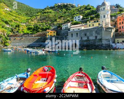 Kirche und Sandstrand in Vernazza Stadt, Cinque Terre Nationalpark Stockfoto