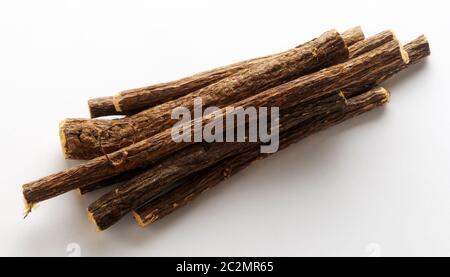 Getrocknete Sticks aus Lakritzwurzel Stockfoto